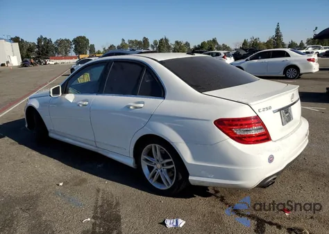 2013 Mercedes-Benz C 250 из США, поврежденный, VIN WDDGF4HB3DA844565